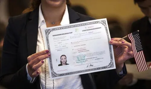 Los solicitantes de la ciudadanía americana deben demostrar habilidades en inglés y aprobar un examen cívico.