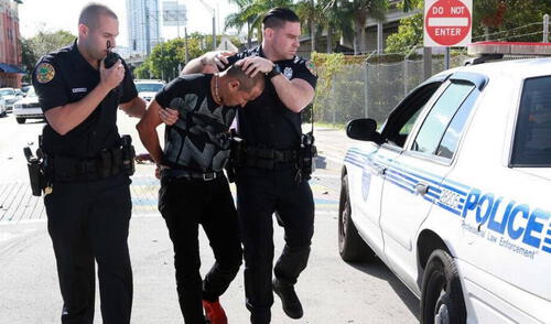 El USCIS alerta sobre la detención de inmigrantes con órdenes de arresto pendientes que se presenten en sus oficinas.