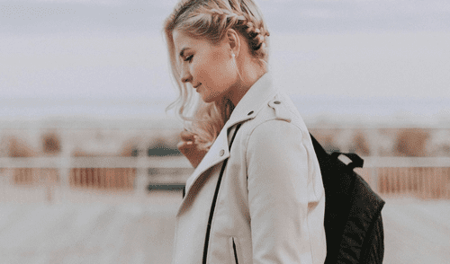 Dirigir la mirada hacia el suelo al caminar puede tener múltiples interpretaciones, que no se limitan únicamente al ámbito emocional, sino que también pueden estar relacionadas con rasgos de la personalidad. Foto: OkDiario