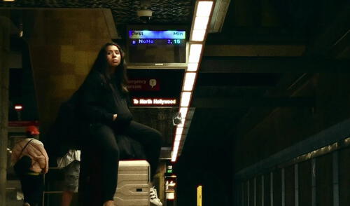 Eliana Córdova dirige y protagoniza el cortometraje. Eliana Córdova dirige y protagoniza el cortometraje.