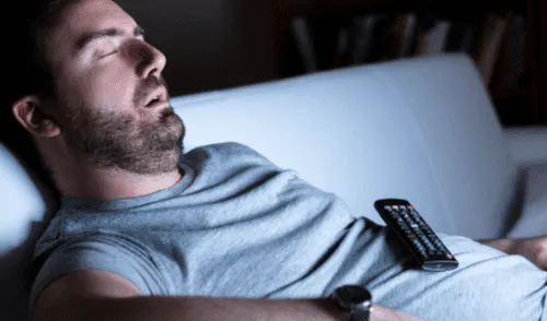 Dormir con el televisor encendido no es una práctica recomendable, ya que, según especialistas, puede ocasionar diversos problemas de salud. Foto: TN