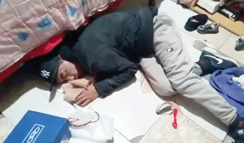 Un ladrón fue encontrado dormido en una casa de Catriel, Río Negro, tras intentar robar. Los propietarios lo hallaron profundamente dormido a su regreso. Foto: La Radio De La Cordillera Delincuente ingresa a robar a una casa en Argentina, se queda dormido y los dueños lo encuentran roncando