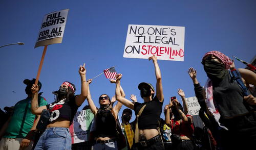 Las manifestaciones contra las políticas migratorias del gobierno de Trump se intensifican en EE. UU., impulsadas por redadas de ICE y el despliegue de tropas en Los Ángeles. Las manifestaciones contra las políticas migratorias del gobierno de Trump se intensifican en EE. UU., impulsadas por redadas de ICE y el despliegue de tropas en Los Ángeles.