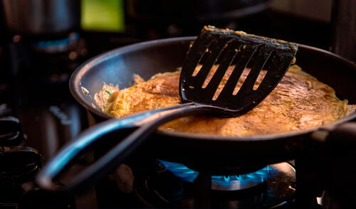 Los utensilios de plástico negro y las sartenes antiadherentes pueden desprender partículas nocivas para el organismo. Foto: IStock Los utensilios de plástico negro y las sartenes antiadherentes pueden desprender partículas nocivas para el organismo.