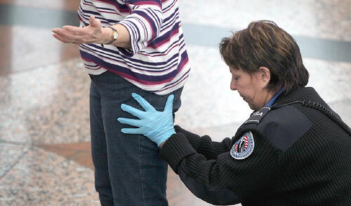 TSA implementó controles más estrictos en los aeropuertos de Estados Unidos. TSA implementó controles más estrictos en los aeropuertos de Estados Unidos.