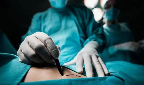 La mujer ecuatoriana fue llevada al hospital en una ambulancia privada tras sufrir un paro cardiovascular tras la intervención en Italia.