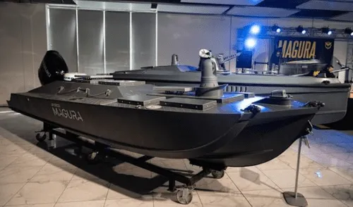Dron naval Magura V7 ucraniano capaz de lanzar misiles y operar días en el mar.