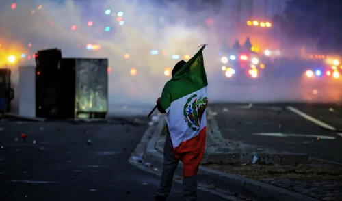 Hijos de mexicanos salen a protestar para defender los derechos de sus padres y de los que no pueden.
