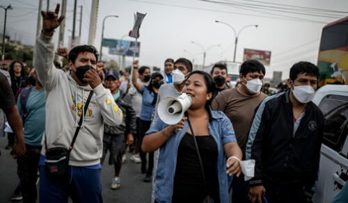 La última protesta de transportistas en Lima paralizó de modo parcial en el servicio de vehículos públicos. Foto: EFE La última protesta de transportistas en Lima paralizó de modo parcial en el servicio de vehículos públicos. Foto: EFE