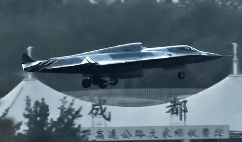 La primera imagen nítida del caza J-36 revela detalles clave de su diseño y tecnología furtiva. Foto: Weibo China, caza invisible chino J-36