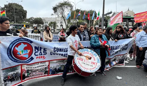 Protesta fuera del Congreso a cargo de sindicato y docentes. Foto: Elvis Cairo/ La República Protesta fuera del Congreso a cargo de sindicato y docentes. Foto: Elvis Cairo/ La República