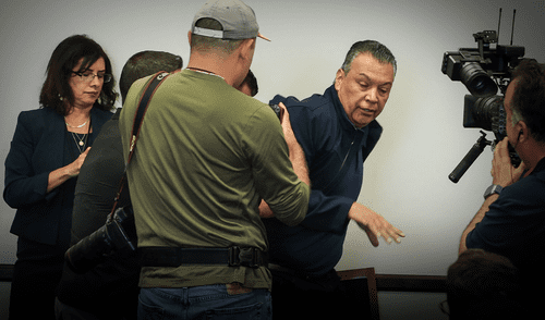 Alex Padilla protagonizó un tenso momento en una conferencia de prensa brindad por Kristi Noem.