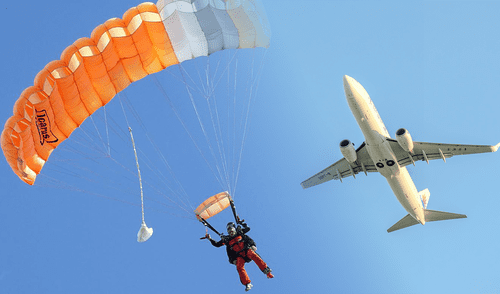 El uso de paracaídas en vuelos comerciales no sería conveniente debido a diversas complicaciones físicas, según un experto.