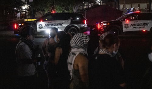 Un intento de motín en Delaney Hall, Newark, terminó con la fuga de cuatro inmigrantes.