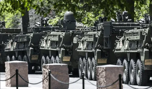Trump celebrará su cumpleaños con ostentoso desfile Trump celebrará su cumpleaños con ostentoso desfile