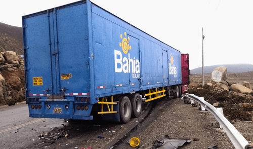 Arequipa: triple choque de tráileres en Atiquipa, Caravelí. Foto: Mirelia Quispe / La República Arequipa: triple choque de tráileres en Atiquipa, Caravelí. Foto: Mirelia Quispe / La República