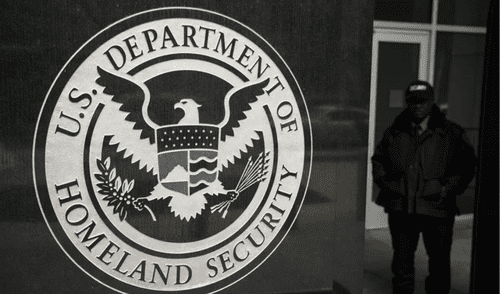 Mujer corre peligro de ser deportada después de denunciar a su esposo por abuso doméstico. Mujer corre peligro de ser deportada después de denunciar a su esposo por abuso doméstico.