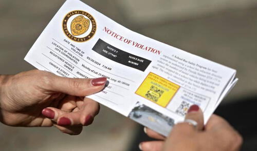 FLHSMV de Miami-Dade implementa una nueva normativa que multa con hasta 500 dólares a ciertos conductores.