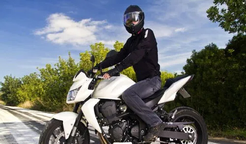 El uso de casco, chaqueta, guantes y botas es indispensable durante la conducción de tu vehículo.Foto: difusión moto