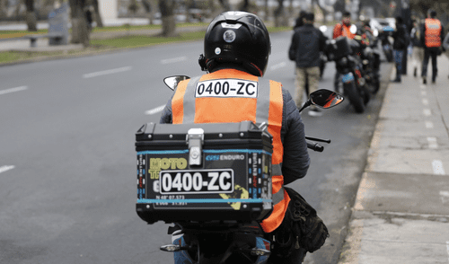 La placa de un vehículo es una combinación de letras y números que sirve para identificarlo y distinguirlo de los demás.