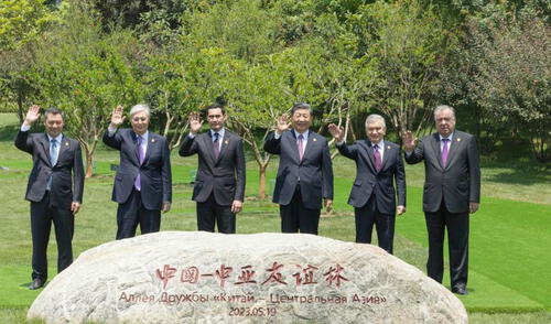 El presidente chino, Xi Jinping, y los líderes de cinco países de Asia Central plantan seis granados que representan la estrecha solidaridad y cooperación. El presidente chino, Xi Jinping, y los líderes de cinco países de Asia Central plantan seis granados que representan la estrecha solidaridad y cooperación.