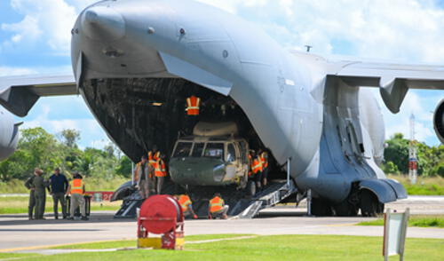 Personal médico de las Fuerzas Armadas de EE. UU. desciende de un avión militar en Iquitos para iniciar la misión “Amistad 2025 Personal médico de las Fuerzas Armadas de EE. UU. desciende de un avión militar en Iquitos para iniciar la misión “Amistad 2025
