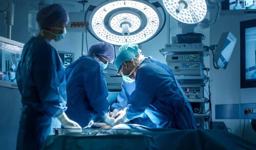 La mujer de 59 años perdió la vida tras recibir un tratamiento erróneo contra el cáncer en España. Foto: composición LR/ X españa | europa | cáncer