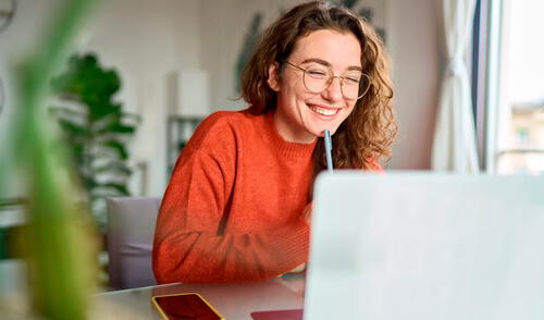 El tiempo ahorrado que se pierden en el tráfico rumbo al trabajo se puede aprovechar a actividades más saludables en casa.