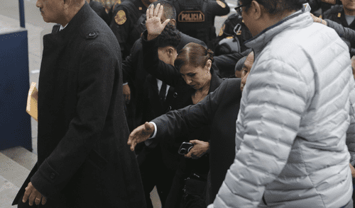 Patricia Benavides intenta ingresar por la fuerza. Foto: Marco Cotrina/La República Patricia Benavides