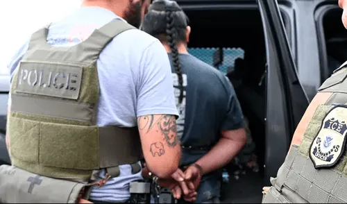 ICE arresta a ciudadano mexicano en aeropuerto y familia denuncia condiciones "deplorables"