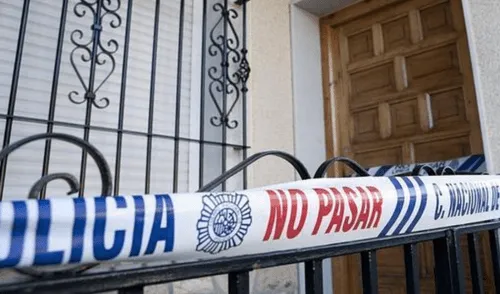 La víctima fue hallada sin vida con heridas de arma blanca, mientras el presunto agresor escapaba alterado y cubierto de sangre. Foto: EFE La víctima fue hallada sin vida con heridas de arma blanca, mientras el presunto agresor escapaba alterado y cubierto de sangre.