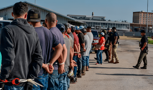Los criminales mexicanos fueron arrestados durante una redada masiva del ICE. Los criminales mexicanos fueron arrestados durante una redada masiva del ICE.