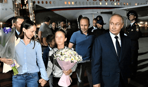 En agosto de 2024, Putin dio la bienvenida a los espías rusos que se instalaron en Argentina. Foto: Composición LR/CNN.