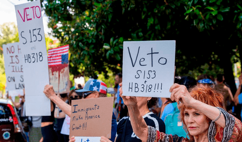 Manifestantes exigen vetar 2 proyectos de ley en Carolina del Norte.