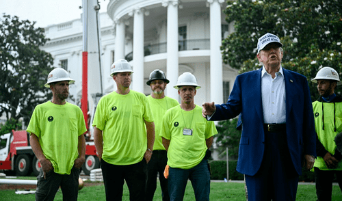 Trump ingresó a la Casa Blanca a la hora de izar la bandera y preguntó por los inmigrantes ilegales.