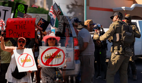 En San Antonio, Texas, ICE detuvo a inmigrantes en trabajados tras protestas. En San Antonio, Texas, ICE detuvo a inmigrantes en trabajados tras protestas.