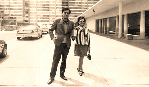 El poeta y su madre. Guillermo Chirinos Cúneo con Aída Cúneo Navach. Fue ella la que propició la publicación del poemario Idiota del Apocalipsis (1967). Foto: Archivo Guillermo Chirinos Cúneo. Cortesía: JCY