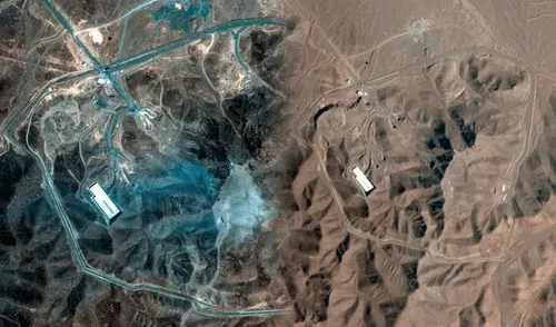 Imágenes satelitales revelan daños significativos en la base nuclear de Fordow, tras el ataque de Estados Unidos ordenado por Donald Trump. Foto: composición LR/AFP/MAXAR TECHNOLOGIES IRÁN, ESTADOS UNIDOS, FORDOW