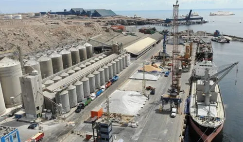 El puerto de Matarani está ubicado en la provincia de Islay (Arequipa) y fue adjudicado en 1999 a Tisur del grupo Tramarsa (50% del Grupo Romero). El puerto de Matarani está ubicado en la provincia de Islay (Arequipa) y fue adjudicado en 1999 a Tisur del grupo Tramarsa (50% del Grupo Romero).