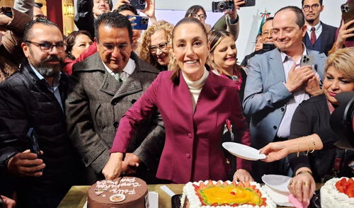 Sheinbaum celebra su cumpleaños trabajando, trabajadores y periodistas la recibieron con regalos. Sheinbaum celebra su cumpleaños trabajando, trabajadores y periodistas la recibieron con regalos.
