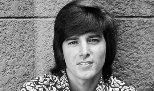 Bobby Sherman, el icónico cantante y actor estadounidense, falleció a los 81 años debido a un cáncer terminal de riñón.