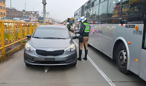 Se impondrán multas para aquellos conductores que utilicen vía del Metropolitano. Foto: Andina