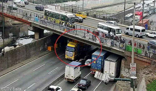 Vehículo de carga queda atrapado en puente Ricardo Palma en Via de Evitamiento