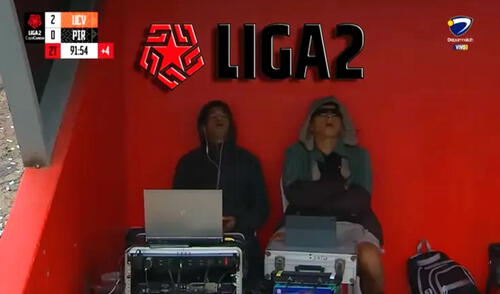 Los dos técnicos no pudieron resistir el cansancio o el aburrimiento y decidieron ponerse a dormir al final del partido de César Vallejo en Trujillo.