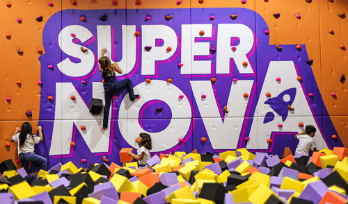 Con una inversión de miles de dólares, Supernova ofrece atracciones como trampolines y una piscina de espuma.
