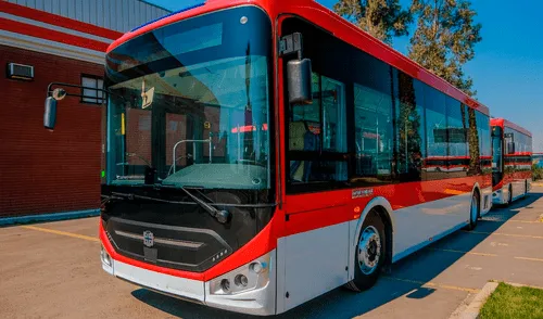 Chile se encuentra entre los países con el transporte público más moderno de Sudamérica. Foto: Inteligencia Artificial. Esta ciudad de Sudamérica tendrá transporte público eléctrico al 100% gracias a buses que llegaron desde China