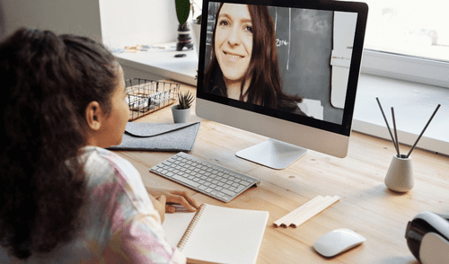 El acceso a las clases en este colegio virtual se da a través de la plataforma Moodle y GSuite de Google.