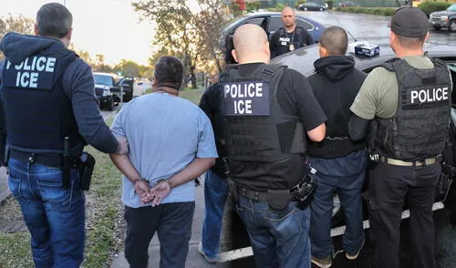 Los operativos de ICE están aumentando en las carreteras de EE.UU. Los operativos de ICE están aumentando en las carreteras de EE.UU.