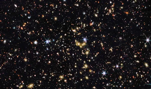 Los astrónomos obtuvieron la imagen de grupos de galaxias en una sola imagen gracias al James Webb.