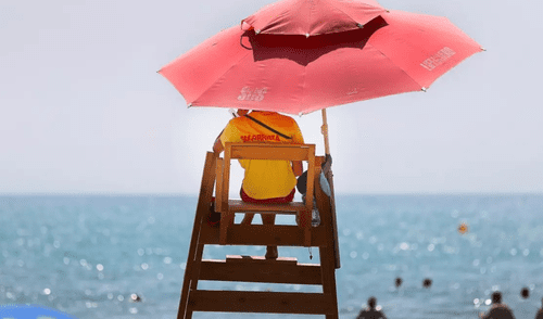 Salvavidas es atravesada por sombrilla en New Jersey Salvavidas es atravesada por sombrilla en New Jersey